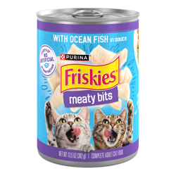 Una lata de 13.5 onzas de comida húmeda para gatos Friskies Meaty Bits con pescado del océano en salsa.