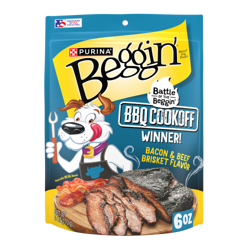 Un paquete de 6 oz de golosinas para perros con sabor a tocino y pecho de res Beggin'. Ganador de la competencia de cocina Beggin' BBQ 2025.