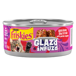 A 5.5 ounce can of Friskies Glazed and Infuzed crab and garden veggie with gravy wet cat food.