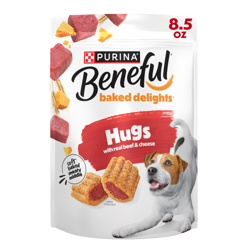 Bolsa de 8.5 oz de Purina Beneful Baked Delights Hugs, golosinas para perros horneadas suaves con carne de res y queso reales.