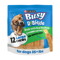 Frente de un paquete de 2 unidades de Purina Busy Ribhide masticables para perros grandes, con un perro feliz disfrutando el masticable con forma de costilla.