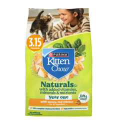 Una bolsa de Purina Kitten Chow Naturals con vitaminas, minerales y nutrientes adicionados.