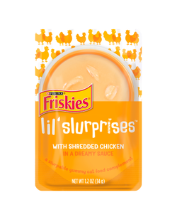 Friskies Lil' Slurprises con pollo rallado en un aderezo de alimento para gatos con una salsa de ensueño