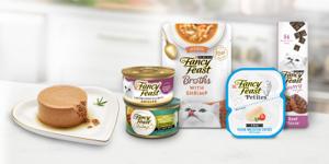 Línea de envases de Fancy Feast, junto a paté para gato en un plato
