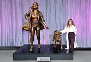 Mariska Hargitay de pie junto a la estatua Courageous Together.