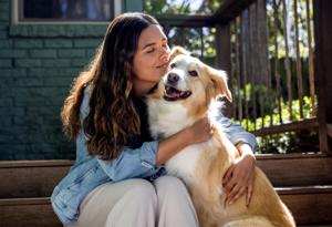 Mujer abrazando a un perro.