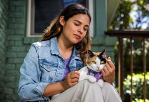 Mujer sosteniendo a un gato.
