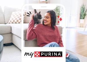 Una mujer sosteniendo a un gato