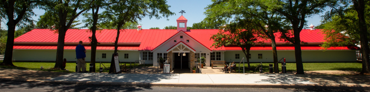 Exterior del Centro de Visitantes de Purina Farms