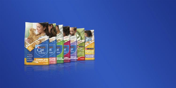 A lineup of a variety of Purina Cat Chow Cat Food recipes on a blue background