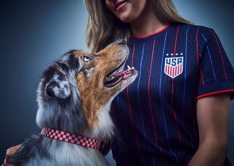 Mujer con camiseta de Team USA acariciando a un perro