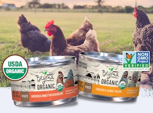 Recetas de alimento húmedo para gatos de Beyond certificado como orgánico sobre una imagen de pollos orgánicos en el campo