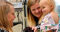dos mujeres sostienen a un bebé en el hospital de niños de san luis