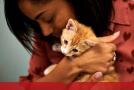 Mujer abrazando a su gatito