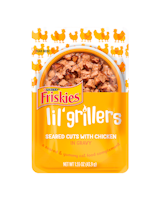 Aderezo de alimentos balanceados para gatos Friskies miniparrilladas de pollo en salsa preparada con jugo de cocción
