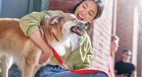 Una mujer sostiene un perro