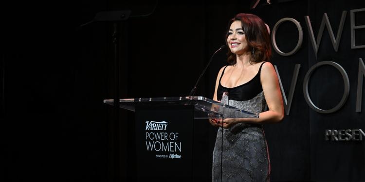 Honoring Sarah Hyland, she accepts award