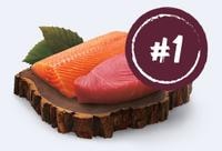 Un trozo de pescado sobre una rodaja de madera