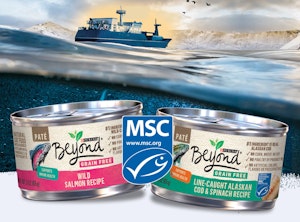 Alimento para gatos de Beyond con certificación del MSC sobre una imagen de un barco en el agua
