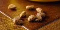 croquetas de comida para mascotas sobre una mesa