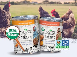 Alimento húmedo para perros Beyond orgánico sobre una imagen de pollos de corral en un campo