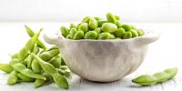 un tazon de edamame sobre la mesa