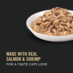 Elaborado con carne real de salmón y camarón para un sabor que a los gatos les encanta