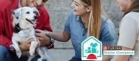 tres personas con un perro negro y blanco, el logo de Purina Shelter Champions