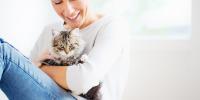 una persona sosteniendo un gato en brazos