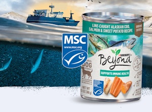 Alimento para perros Beyond certificado por el MSC sobre una imagen de un barco en el agua