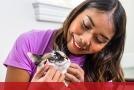 Mujer acariciando un gato