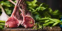 chuletas de cordero y varios vegetales sobre la mesa