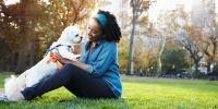 Un perro con una mujer
