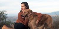 una chica con un perro