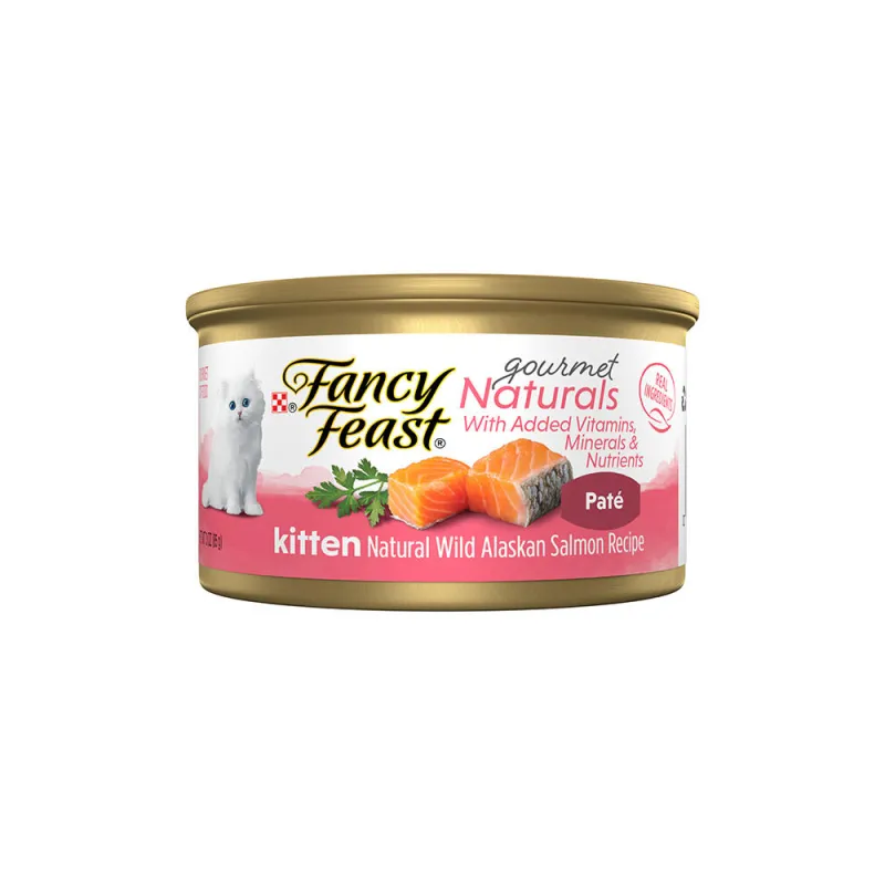 Alimento húmedo para gatitos con salmón salvaje de Alaska natural Gourmet Naturals de Fancy Feast