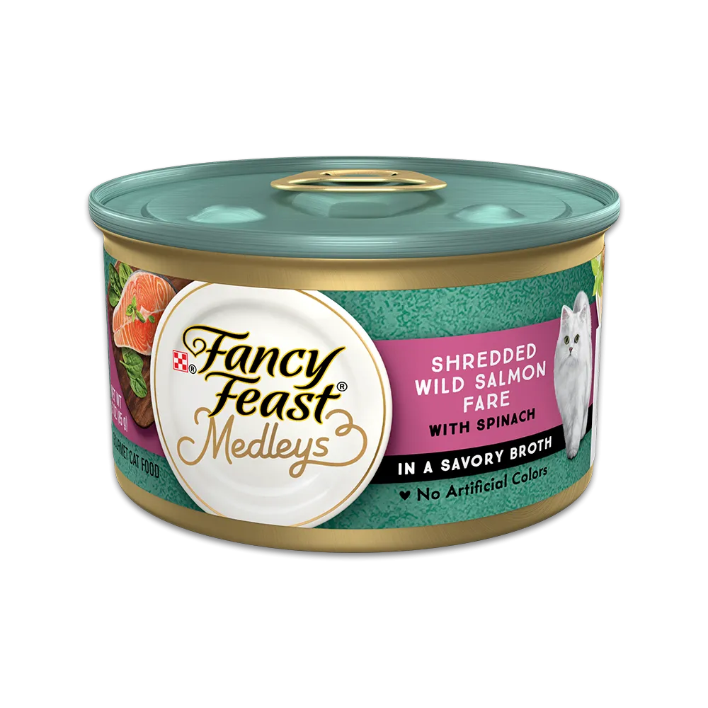 Alimento húmedo para gatos Fancy Feast® Medley con sabor a salmón salvaje triturado y espinacas en un caldo sabroso