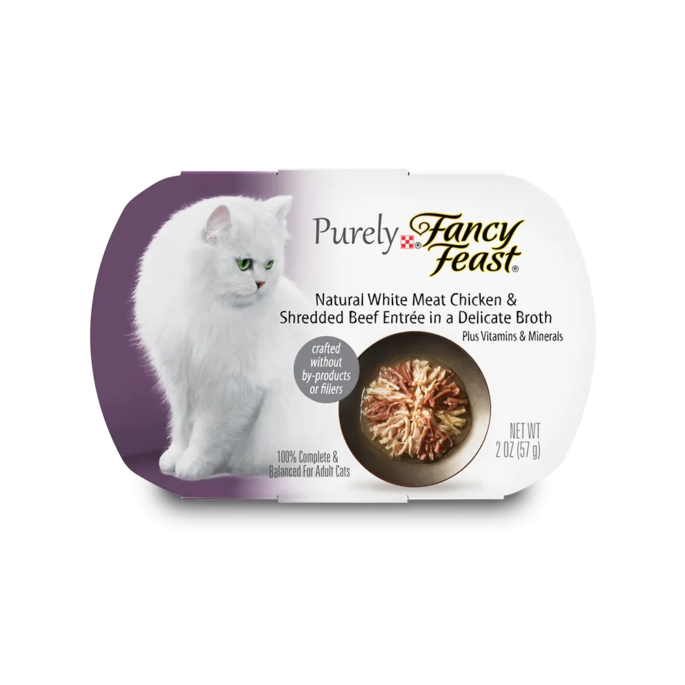 Alimento húmedo para gatos Fancy Feast® Natural con pollo y carne de res triturados en un caldo sofisticado
