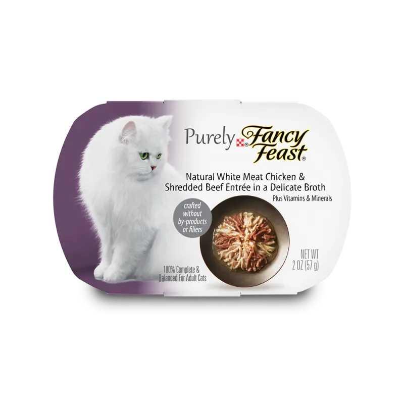 Alimento húmedo para gatos Fancy Feast® Natural con pollo y carne de res triturados en un caldo sofisticado