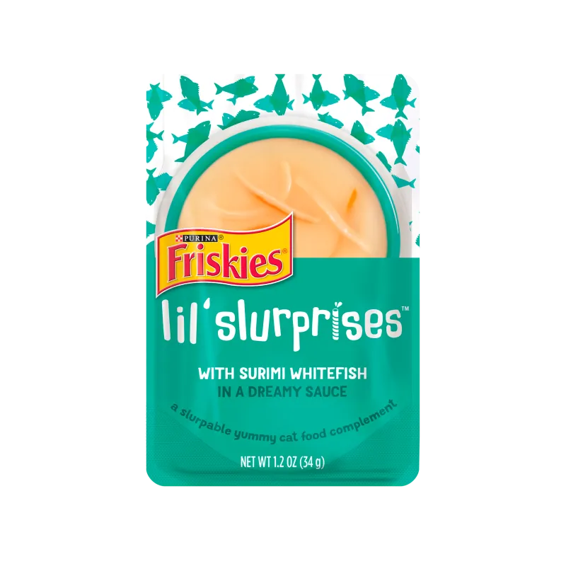 Friskies Lil' Slurprises con surimi de pescado blanco en un complemento de alimento para gatos con una salsa de ensueño